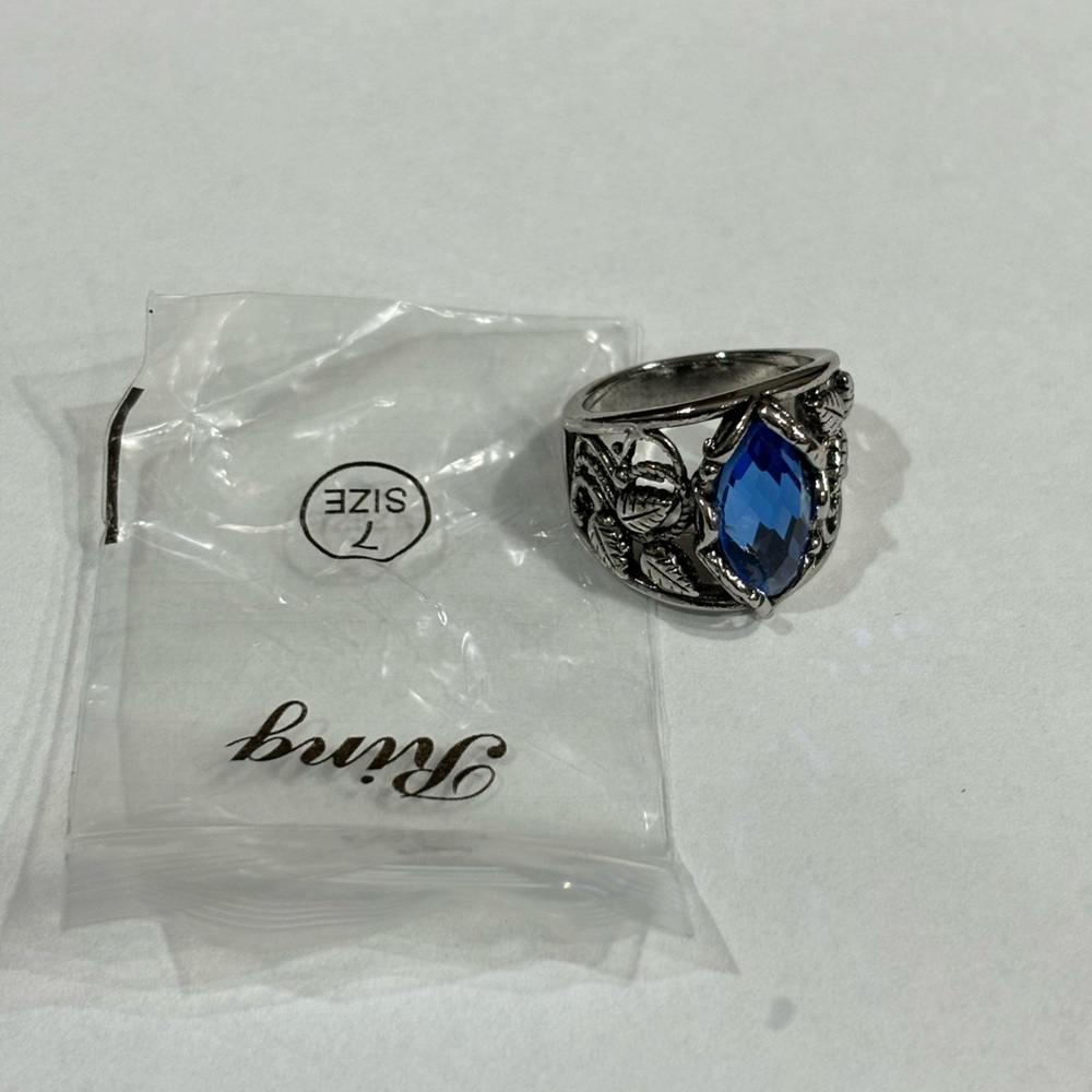 💥2/$24 or 3/$30💥 Antiqued silver ring with royal blue faceted stone. NWT. Sz 7 - Picture 7 of 7